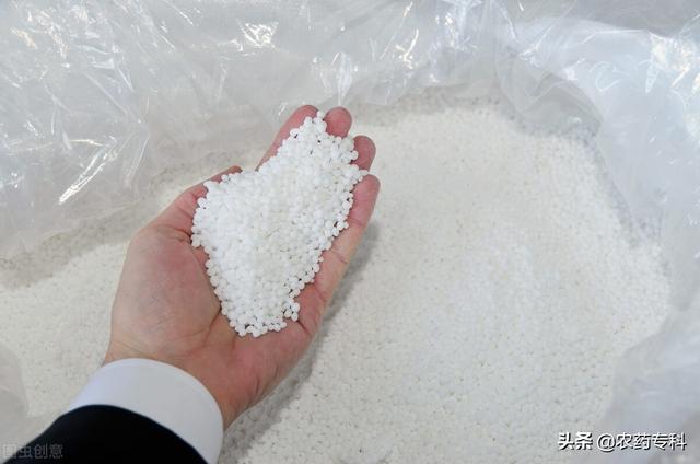 打药时候加一点尿素有什么作用(尿素能和农药掺在一起打吗)