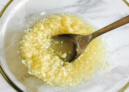 兰花可以用大蒜水浇根杀虫吗(兰花用什么水长根最好)